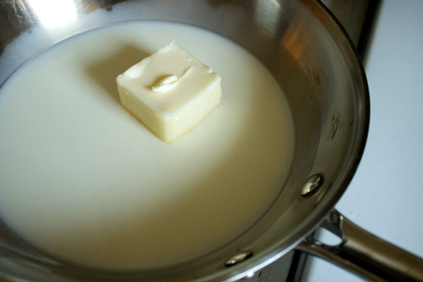 Cho bơ vào chảo