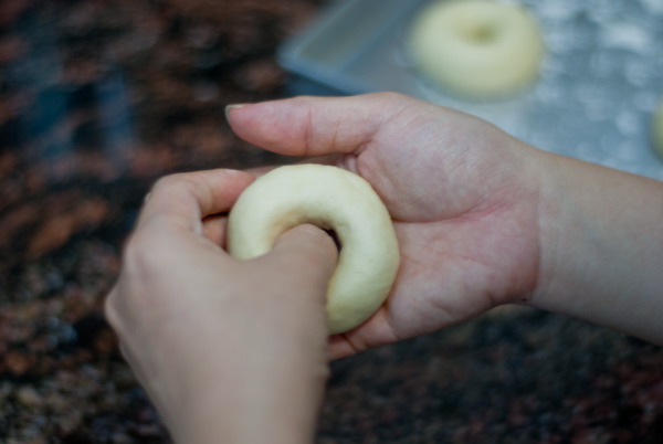 nặn bánh donut bằng tay