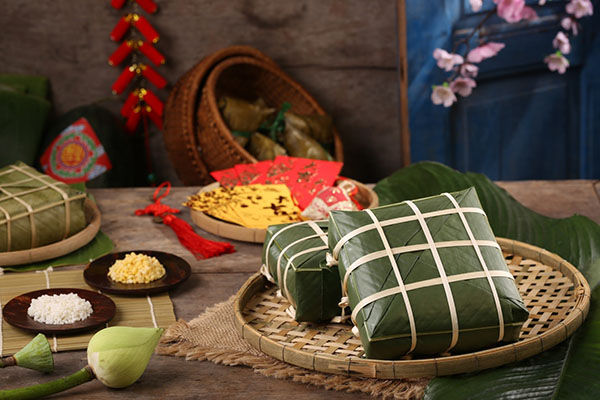 Những chiếc bánh chưng truyền thống đã trở thành một phần không thể thiếu trong các dịp lễ tết của người Việt. Với lớp cơm mềm mịn, nhân thịt đậm đà và lá dong xanh tươi, bánh chưng là món ngon đậm chất truyền thống mang đến sự ấm cúng cho cả gia đình vào mỗi dịp đón xuân.