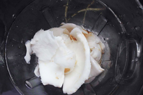 Cắt nhỏ cơm dừa để dễ xay sinh tố