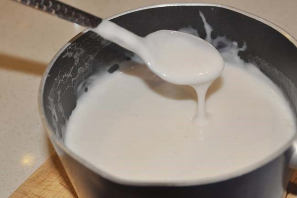 Nấu sữa dừa đặc sánh