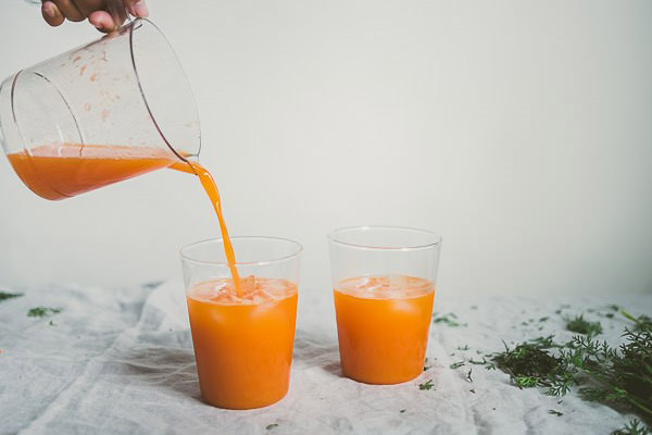 Rót nước ép cà rốt ra ly